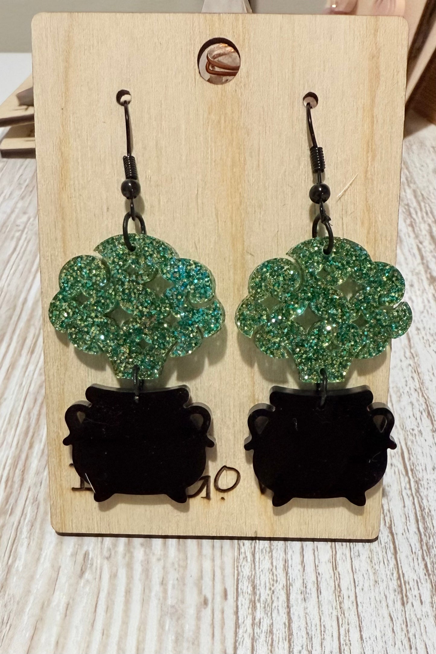 Witch’s Cauldron Earrings with Green Glitter Smoke – Hypoallergenic Halloween Jewelry 🧙♀️